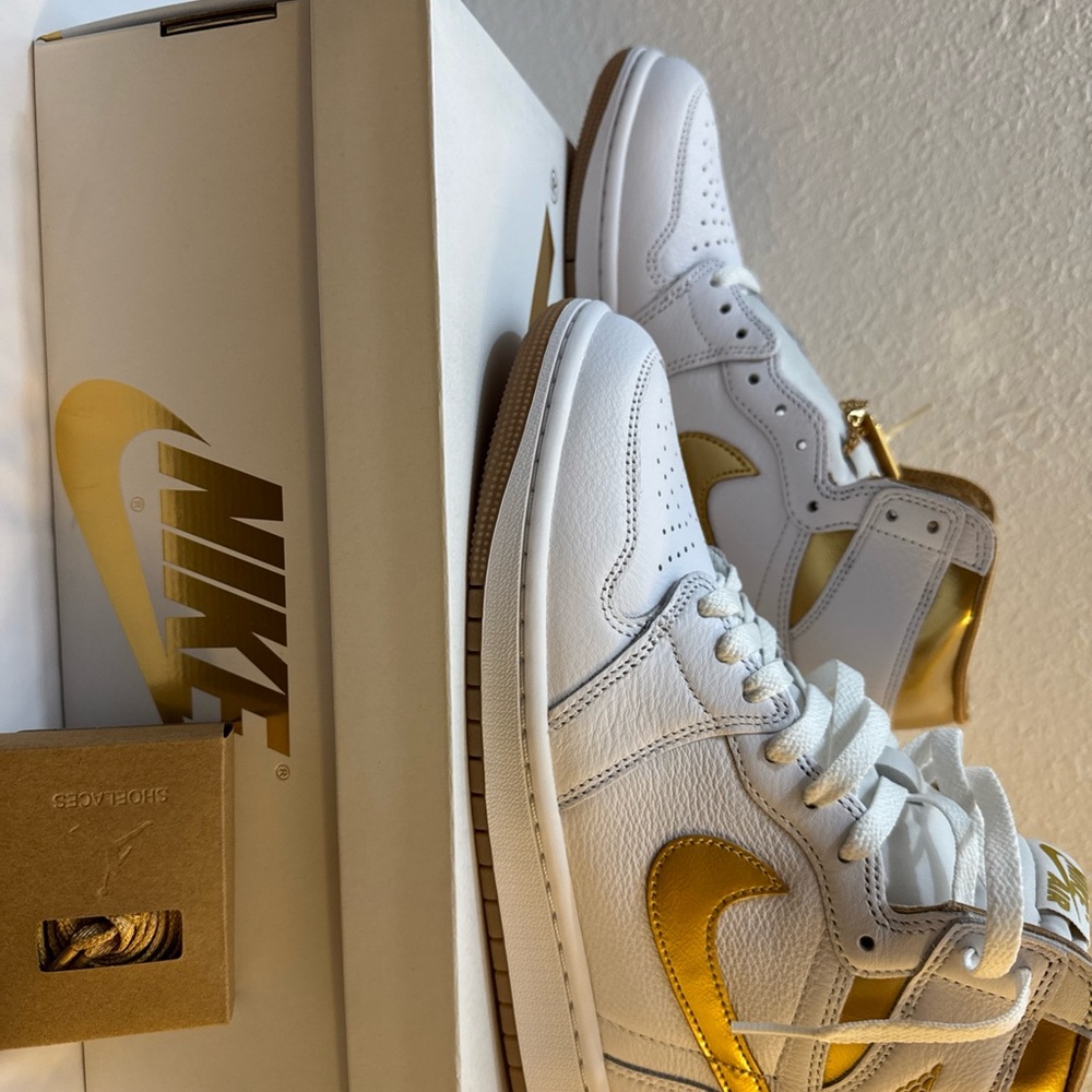 WMNS AIR JORDAN 1 RETRO HI OG FD2596 107 WHITE/METALLIC GOLD SIZE 9.5 - Picture 4 of 8
